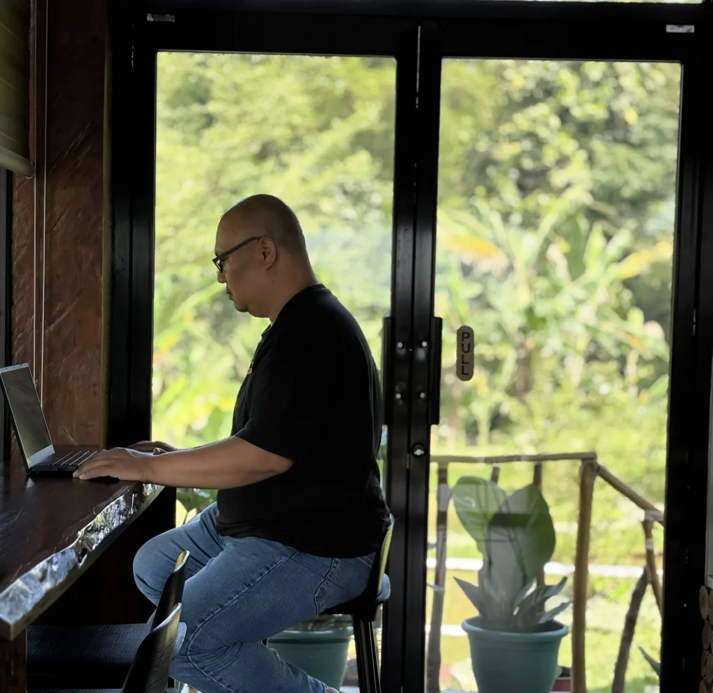 IMG-working-office-by-Angelo-Jose-Galan